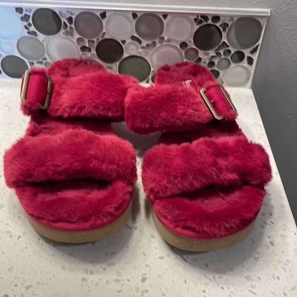 Koolaburra Ugg woman’s raspberry fuzzy sandals - Picture 1 of 14